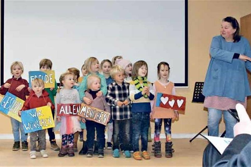 Die „Wanderratten“ sangen unter der Leitung von Rosa Halbig ihr Lied vor.