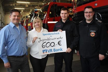 Spendenübergabe vor der Feuerwehr-Fahrzeugflotte: Detlef Scheel, Kirsten Scheel, Finn-Lasse Dranowski und Gemeindewehrführer Alexander Wengelewski (v. lks.).