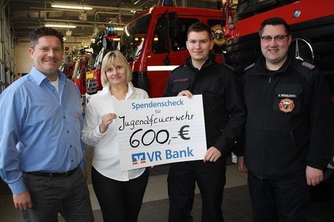 Spendenübergabe vor der Feuerwehr-Fahrzeugflotte: Detlef Scheel, Kirsten Scheel, Finn-Lasse Dranowski und Gemeindewehrführer Alexander Wengelewski (v. lks.).
