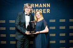 Silke Dumke, hier mit Veranstalter Hermann Scherer, gewann beim 13. Internationalen Speaker Slam den Excellence Award und holt den Weltrekord nach Neustadt. (Foto: Justin Bockey)
