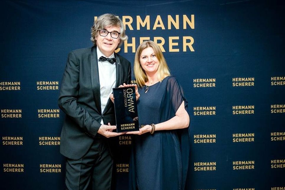 Silke Dumke, hier mit Veranstalter Hermann Scherer, gewann beim 13. Internationalen Speaker Slam den Excellence Award und holt den Weltrekord nach Neustadt. (Foto: Justin Bockey)