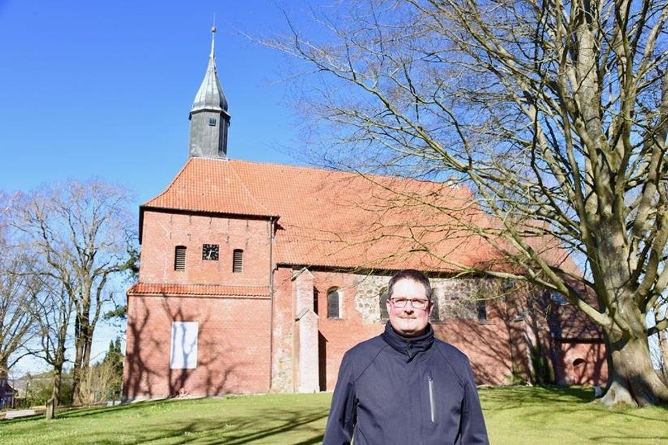 Pastor Matthias Hieber vor der Süseler Kirche St. Laurentius. (Foto: KKOH/Heinen)