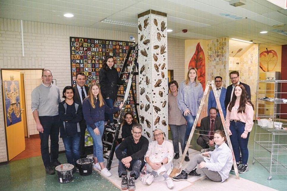 Trotz ihres Ruhestand ließ es sich Kunstlehrerin Christa Remark (m.) nicht nehmen, mit ihren Schülern und unterstützt von Fliesenlegermeister Günter Eberlien (l. daneben) die prächtigen Säulen fertigzustellen.