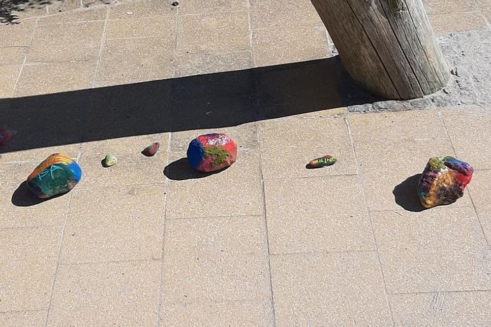 Die Steine sollen eine lange Reihe bilden.