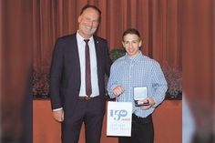 Morten Lender vom Boxclub Preetz zusammen mit Björn Demmin, Bürgermeister der Stadt Preetz.