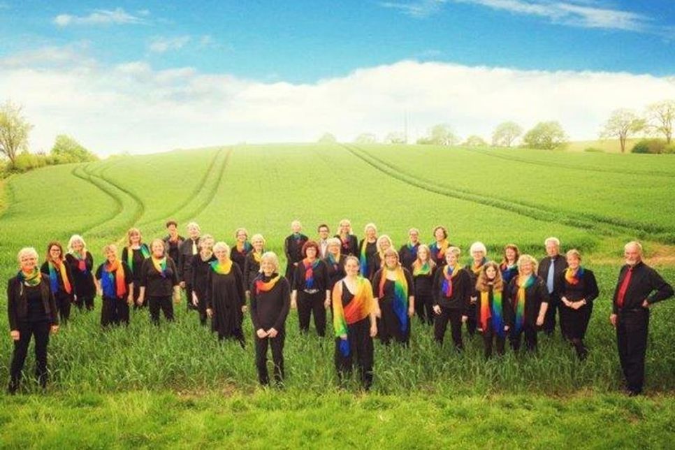 Grube. Am Samstag, dem 18. Mai gastiert um 19.30 Uhr die Voice Company Eutin in der St. Jürgen Kirche in Grube. Unter dem Titel „Gospel rocks“ stehen traditionelle Gospels, moderne Spirituals und afrikanische Lieder auf dem Programm. Unter der Leitung von Christoph Biel nimmt der bunt gemischte Gospelchor mit 45 Sängern die Zuhörer mit auf eine gefühlvolle und schwungvolle Reise durch die Welt der Gospelmusik. Der Eintritt ist frei. Der Chor freut sich über eine Spende für die Chorarbeit. (red)