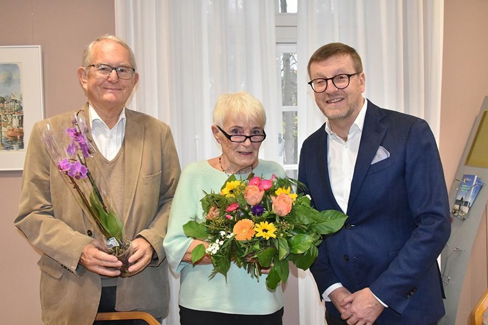 Dr. Ulrich Beige (links) und Bürgermeister Sven Partheil-Böhnke gratulieren Elisabeth Lund zur Wiederwahl.