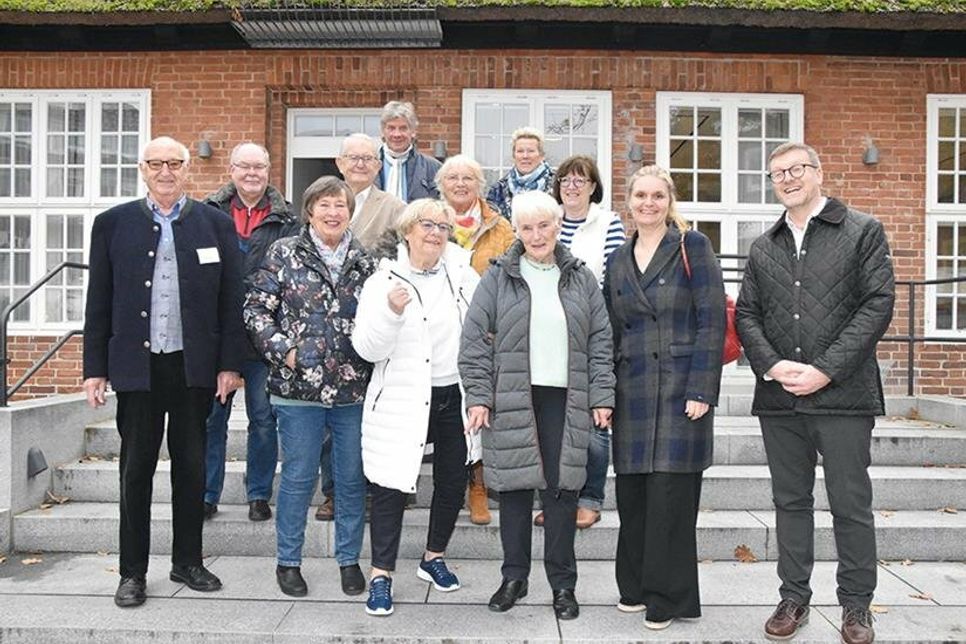 Der neu gewählte Seniorenbeirat mit der wiedergewählten Vorsitzenden Elisabeth Lund (vo.3.v.re.), dem Kreisseniorenbeiratsvorsitzenden Wilfried Lühr (links), Bürgervorsteherin Anja Evers und Bürgermeister Sven Partheil-Böhnke.