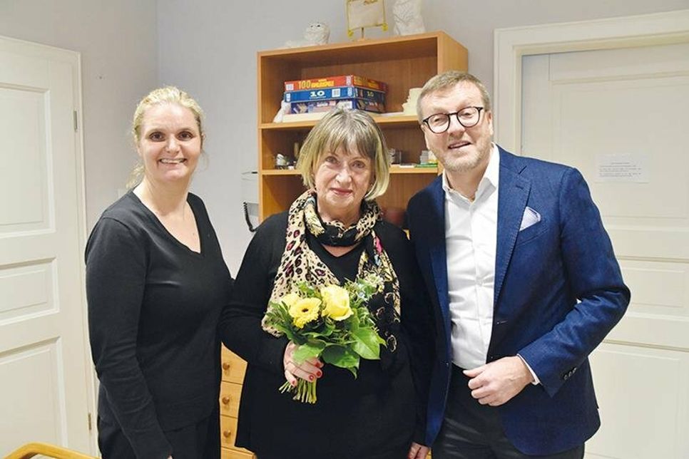Bürgervorsteherin Anja Evers und Bürgermeister Sven Partheil-Böhnke verabschieden Regina Schorpp aus dem Seniorenbeirat.