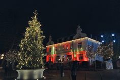 Bis zum 24. Dezember öffnet sich täglich um 17 Uhr die Eingangstür oder ein Fenster des Alten Rathauses am Timmendorfer Platz mit einer Adventsüberraschung.