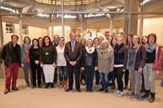 Die angehenden Heilpädagogen aus Lensahn besuchten Ingo Gädechens (Mitte) in Berlin zu einem Informationsvortrag im Deutschen Bundestag.