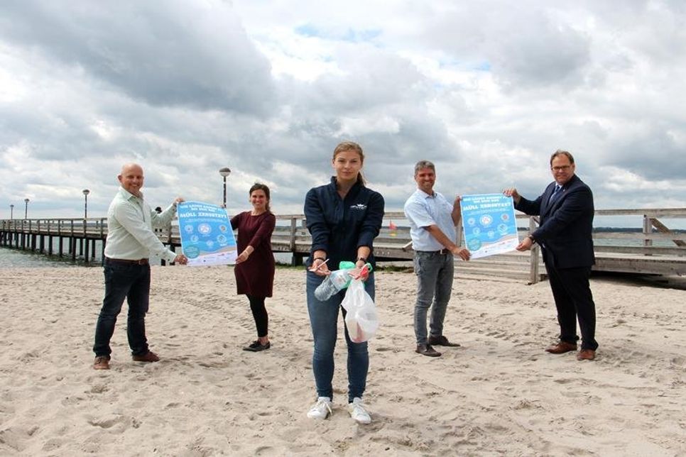 Setzen sich dafür ein, dass Abfall im Mülleimer und nicht am Strand landet: Initiator Stefan Wolf, Tabea Braun von der TALB, Neustadts Nachhaltigkeitsmanagerin Lina Sophie Koop sowie Stephan Reil vom Tourismus-Service und Bürgermeister Mirko Spieckermann (v. lks.).