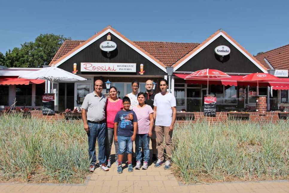 Inhaber Rajesh Kohli (lks.) mit Familie und dem Rossini-Team.