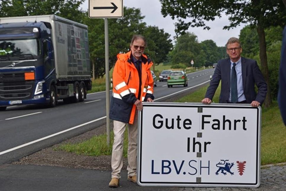 Wirtschaftsminister Dr. Bernd Buchholz und LBV.SH-Direktor Torsten Conradt gaben den sanierten Streckenabschnitt zwischen Eutin und Bösdorf frei.