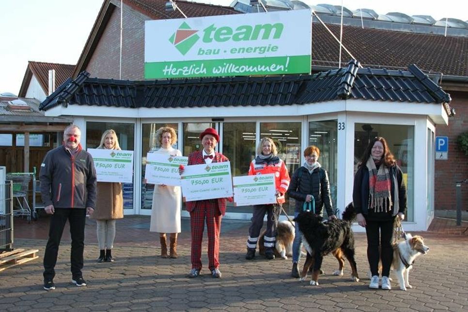 3.000 Euro wurden von Baucenterleiter Holger Werner (lks.) übergeben an: Ulrike Baumann, Leiterin der Klinik Ostseedeich, Dr. Juliane Wendland von der Felix Wendland Stiftung, Vorsitzender der Klinik-Clowns Lübeck e. V. Gunther Veh und die Hundestaffel des DRK Göhl mit Staffelleitung Sabine Egbers und „Snoopy“, Manuela Alms mit „Abby“ und Bettina Pinass mit „Carlos“ (v. lks.).