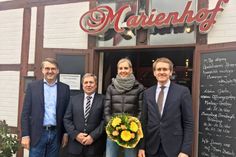 Thilo Gollan mit dem parlamentarischen Geschäftsführer der CDU-Fraktion Hans-Jörn Arp sowie Katrin Gollan und Daniel Günther (v. lks.).