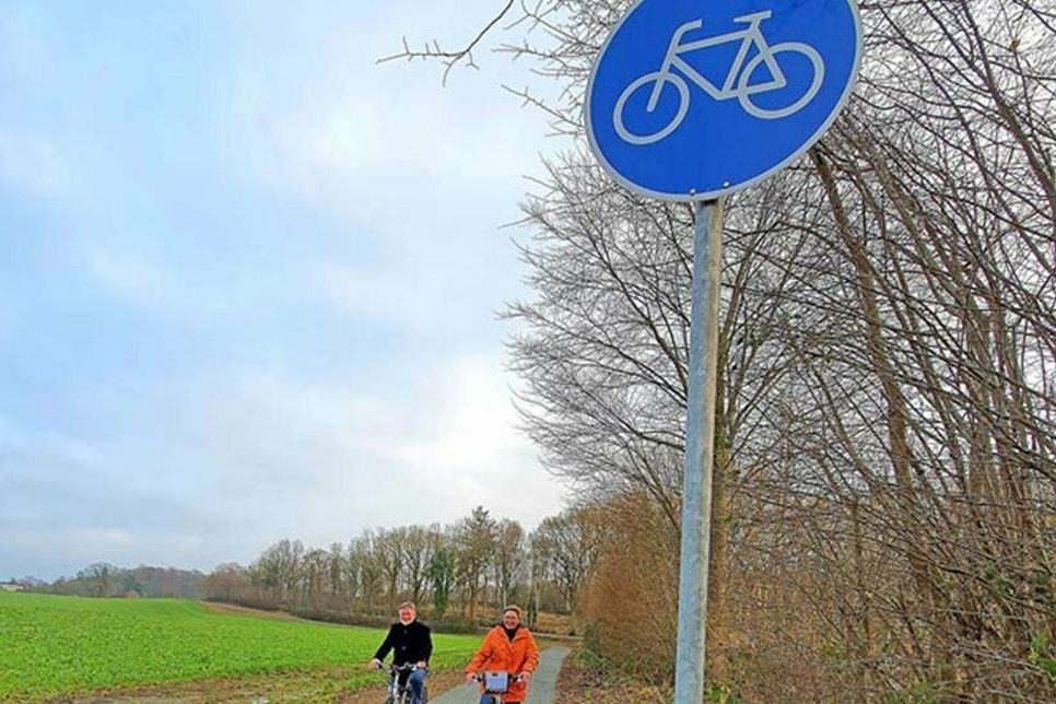 Probefahrt: Bürgermeisterin Tanja Rönck und ihr Amtskollege Jörg Schöning.