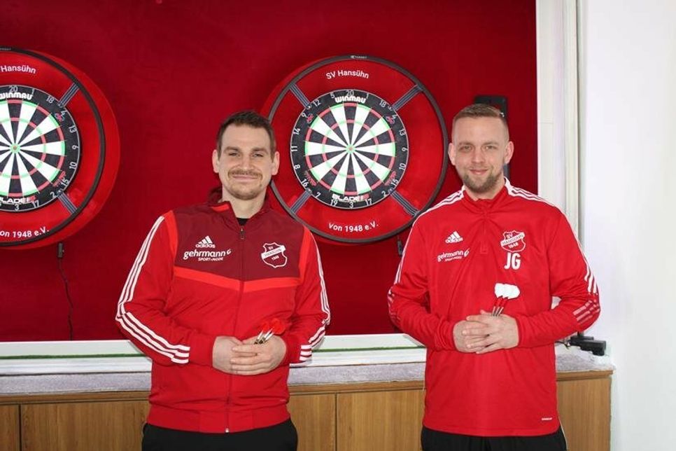 Jonas Gehrt und Robin Schinkewitz haben die Dart-Sparte gegründet und übernehmen auch die Leitung.