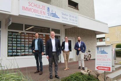 Thorsten Schulz, Dirk Lippen, Friederike Hammerich und Dustin Paustian (v. lks.) bieten für jede Immobilie ein eigenes, maßgeschneidertes Verkaufskonzept.