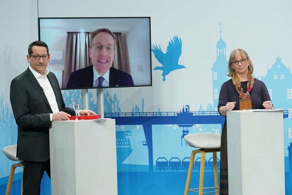 IHK-Hauptgeschäftsführer Lars Schöning, Ministerpräsident Daniel Günther und Präses Friederike C. Kühn (v. lks.) im IHK-Talk. (Foto: IHK zu Lübeck/Guido Kollmeier)