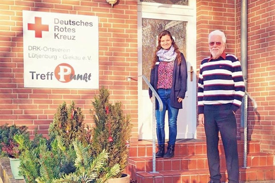 Kristina Kalthegener, Demenzkoordinatorin am Sankt Elisabeth Krankenhaus Eutin, und der Vorsitzende des DRK-Ortsvereins Lu¨tjenburg-Giekau e.V., Bernd Bormann, laden alle Interessierten herzlich zur Informationsveranstaltung u¨ber das neue Angebot „Cafe´ der Erinnerungen“ ein.