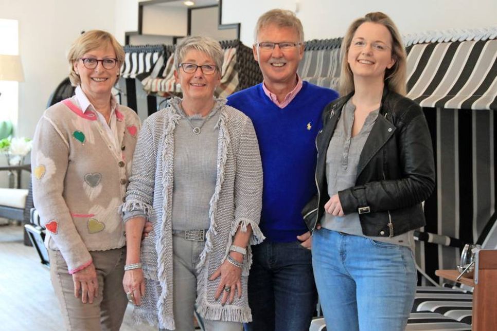 Susanne Voß, Annelie und Erhard Knipping sowie Silke Hagenah (v. lks.) beraten gern in sämtlichen Fragen rund um Gartenstrandkörbe, -möbel und -accessoires.