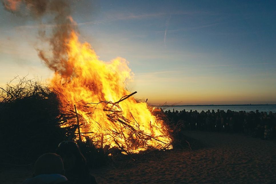 Am Ostersamstag findet wieder das traditionelle Osterfeuer am Niendorfer Freistrand statt.