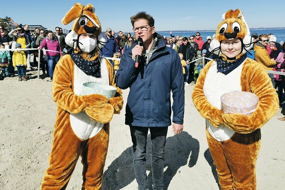 Tourismuschef Joachim Nitz mit den Osterhasen der TSNT GmbH.
