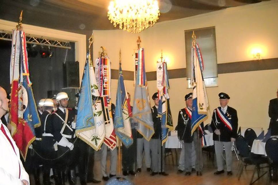 Nach dem Einmarsch in den Saal nahmen die Fahnenabordnungen Aufstellung für den offizielen Teil des Stiftungsfestes. (Foto: Setje-Eilers)