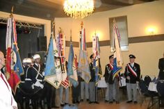 Nach dem Einmarsch in den Saal nahmen die Fahnenabordnungen Aufstellung für den offizielen Teil des Stiftungsfestes. (Foto: Setje-Eilers)