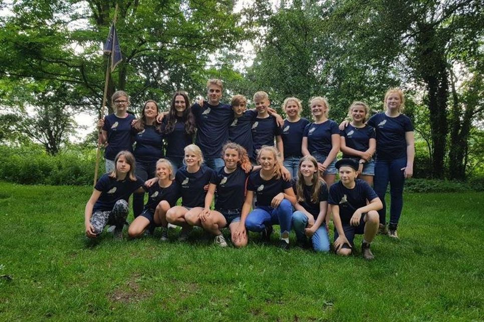 Amalia Dias Santos (hi. 2. v. lks.), Merle Rathke (hi. 3. v. lks) und Nina Lüdtke (nicht auf dem Foto) waren von der ersten Minute durchgängig die Gruppenleiterinnen der Gruber Pfadfindergruppe „Eulen“. Nach den Sommerferien 2013 übernahmen sie als 13-jährige zusammen in einem 5-köpfigen Team die Gruppenleitung der neuen Gruppe der Erstklässler. Ausbildung und Schule forderten hin und wieder einen Wechsel im Leitungsteam und so kam Anfang 2017 Lukas Leja (hinten 4. v. lks.) hinzu.