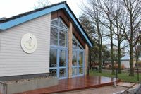 Hier wird noch auf den Frühling gewartet, damit die Bepflanzung gedeiht: der Außenbereich des Mads Möwe Clubs.