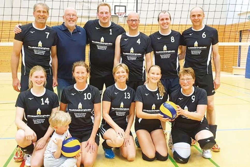 Landesmeister nennen können sich dieses Jahr: Hintere Reihe: Ralf Ingwersen, Dirk Schlichting, Sören Harder, Sten Ludwig, Thomas Dölle, Uwe Steppan, sowie vordere Reihe: Smilla Ingwersen, Marketa Sänger, Astrid Femerling, Gun Marit Ingwersen und Marion Zecher. Nach dem letzten Saisonhöhepunkt genießen die Volleyballer und Volleyballerinnen die Sommerpause und freuen sich schon auf die Beachsaison