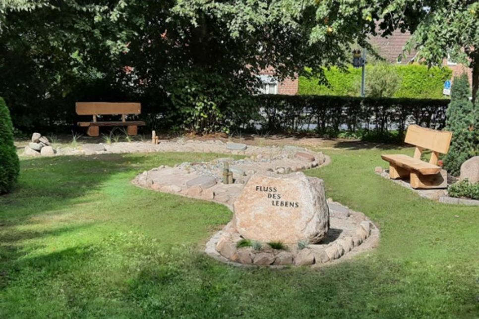 Friedhofsmitarbeiter Nils Robien gestaltete den „Fluss des Lebens“.