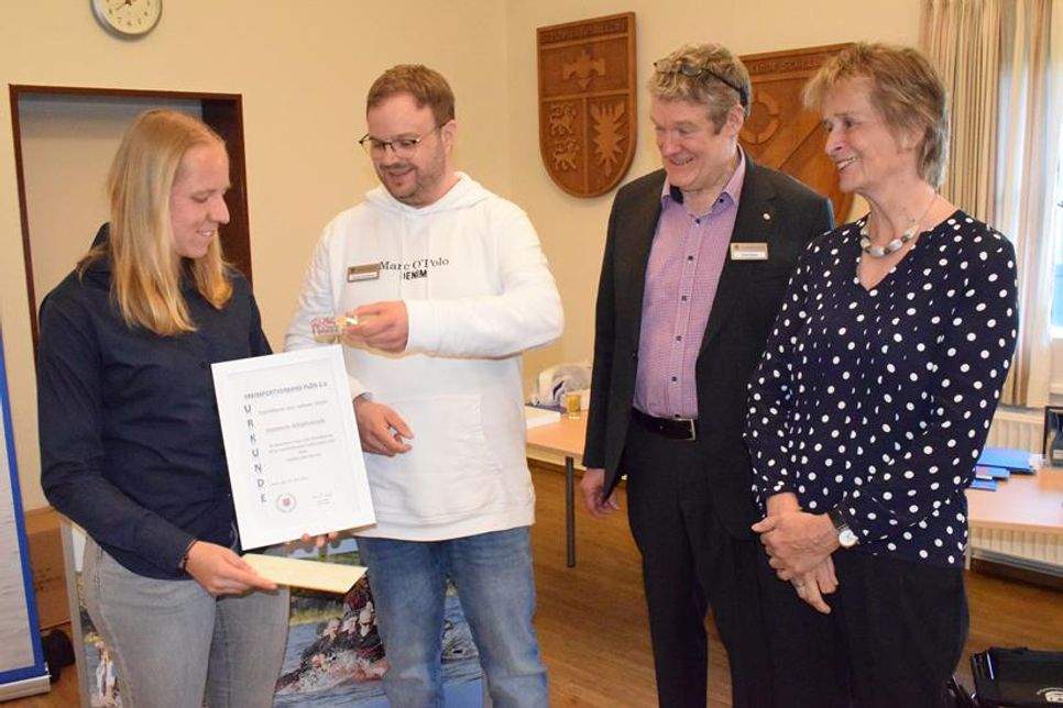 Fußballschiedsrichterin Jasmin Matysiak (links) ist Sportlerin des Jahres 2024.