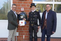 Ortsbeiratsvorsitzender Olaf Dose-Miekley, Jean-André Lavalette und Bürgermeister Sebastian Rieke (v. lks.) am Feuerwehrgerätehaus in Suxdorf.