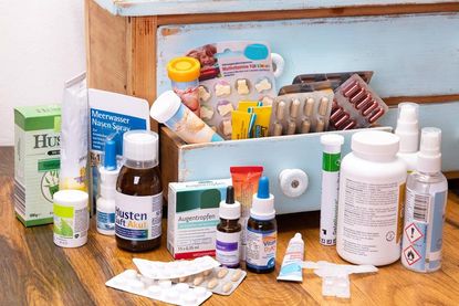 Ist die Hausapotheke fit für die Erkältungszeit? Aussortierte Arzneimittel und gebrauchte Medikamentenverpackungen sollten umweltfreundlich entsorgt werden.