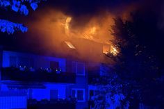 Das Feuer brach im Dachgeschoss des Mehrfamilienhauses aus.