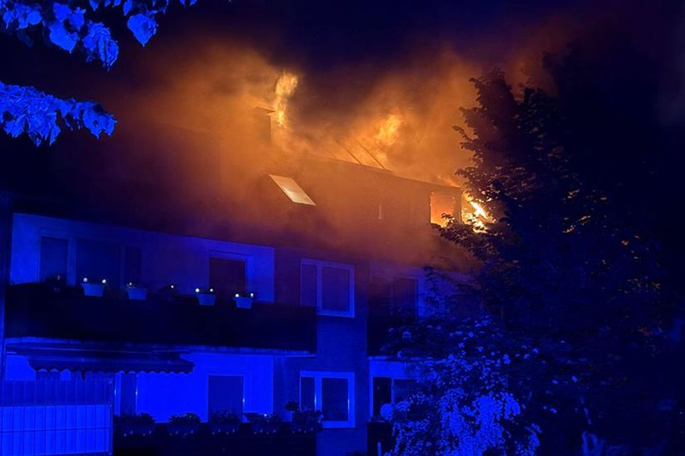 Das Feuer brach im Dachgeschoss des Mehrfamilienhauses aus.