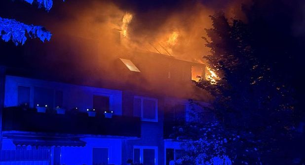 Das Feuer brach im Dachgeschoss des Mehrfamilienhauses aus.