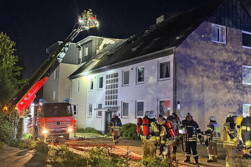Die Feuerwehr Eutin brachte das Feuer mit Hilfe befreundeter Wehren unter Kontrolle und verhinderte noch Schlimmeres.