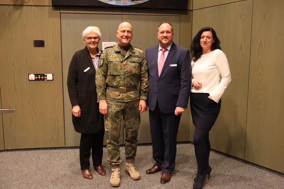 Kreispräsidentin Petra Kirner, Oberst Axel Schneider, Landrat Timo Gaarz und Bürgermeisterin Bettina Schäfer (v. lks.).