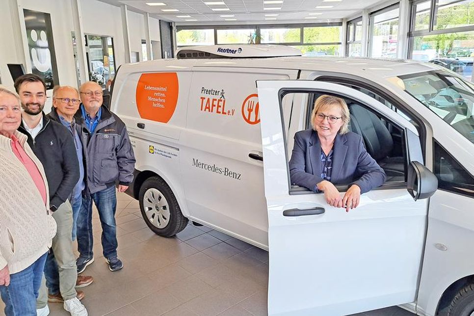 Feierliche Fahrzeugübergabe (v.r.): Die Tafel-Vorsitzende Gerda D. Hohaus, die Tafel-Autopfleger Hartmut Voß und Reiner Wilhelm freuen sich über die Unterstützung von Mercedes-Nutzfahrzeugberater Max Kirsten und Axel Steinbach von der Schön-Stiftung.