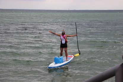 Strahlend und erleichtert kommt Dustin Schildholz nach neun Stunden auf dem Wasser in Grömitz an.