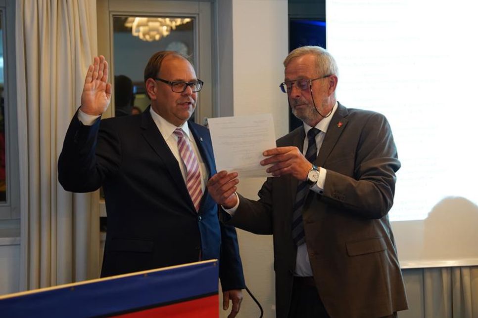 Bürgervorsteher Heinrich Holtfester (re.) nahm Bürgermeister Mirko Spieckermann die Eidesformel ab und überreichte im Anschluss die Ernennungsurkunde.