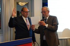 Bürgervorsteher Heinrich Holtfester (re.) nahm Bürgermeister Mirko Spieckermann die Eidesformel ab und überreichte im Anschluss die Ernennungsurkunde.