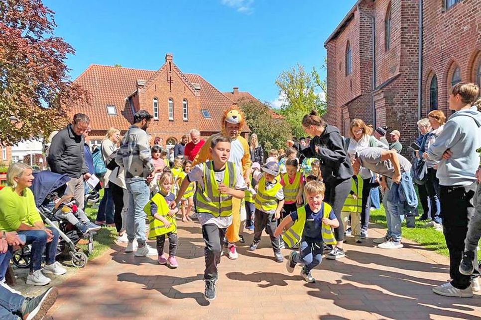 70 flinke Paar Füße gingen auf die Strecke und Löwe Leo brachte die Kinder in Schwung.