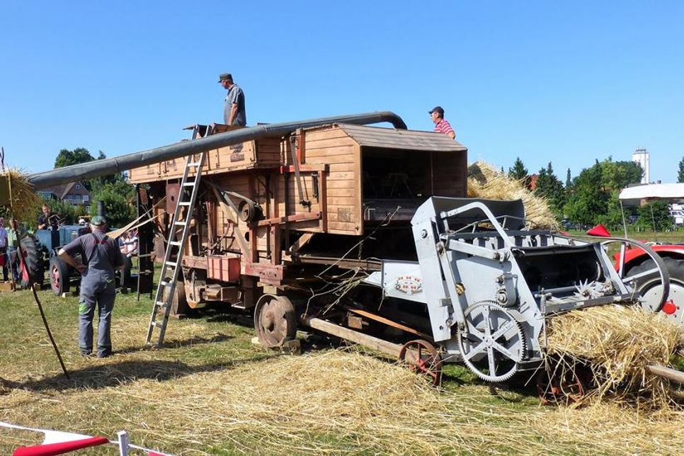 Auf dem Museumshof Lensahn kommen historische Geräte zum Einsatz.