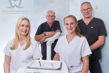 Dr. Zara von Zitzewitz, Dr. Dr. Volker von Zitzewitz, Dr. Katrin Kind und Dr. Josef Bäumer (v. lks.).
