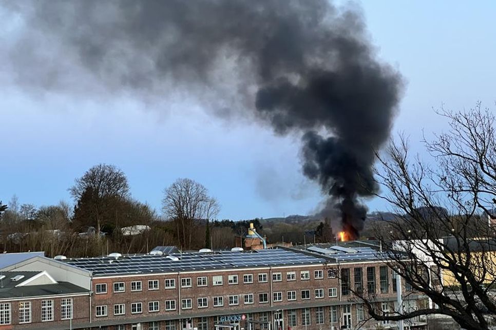 Das Feuer war auch von der Hafenostseite gut zu sehen.